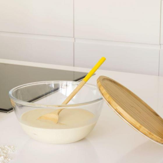 Round glass bowl and bamboo lid