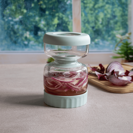 Essiggurken-Glasbehälter mit Zange
