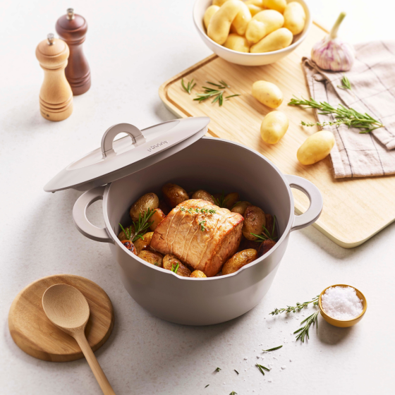 Die multifunktionale Cocotte aus recyceltem Aluminiumguss