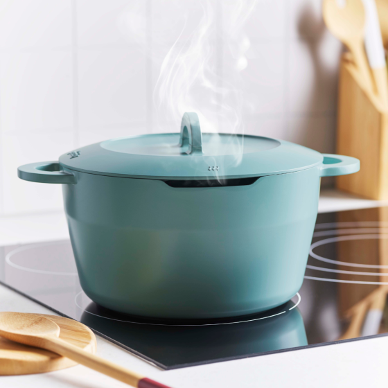 Die multifunktionale Cocotte aus recyceltem Aluminiumguss