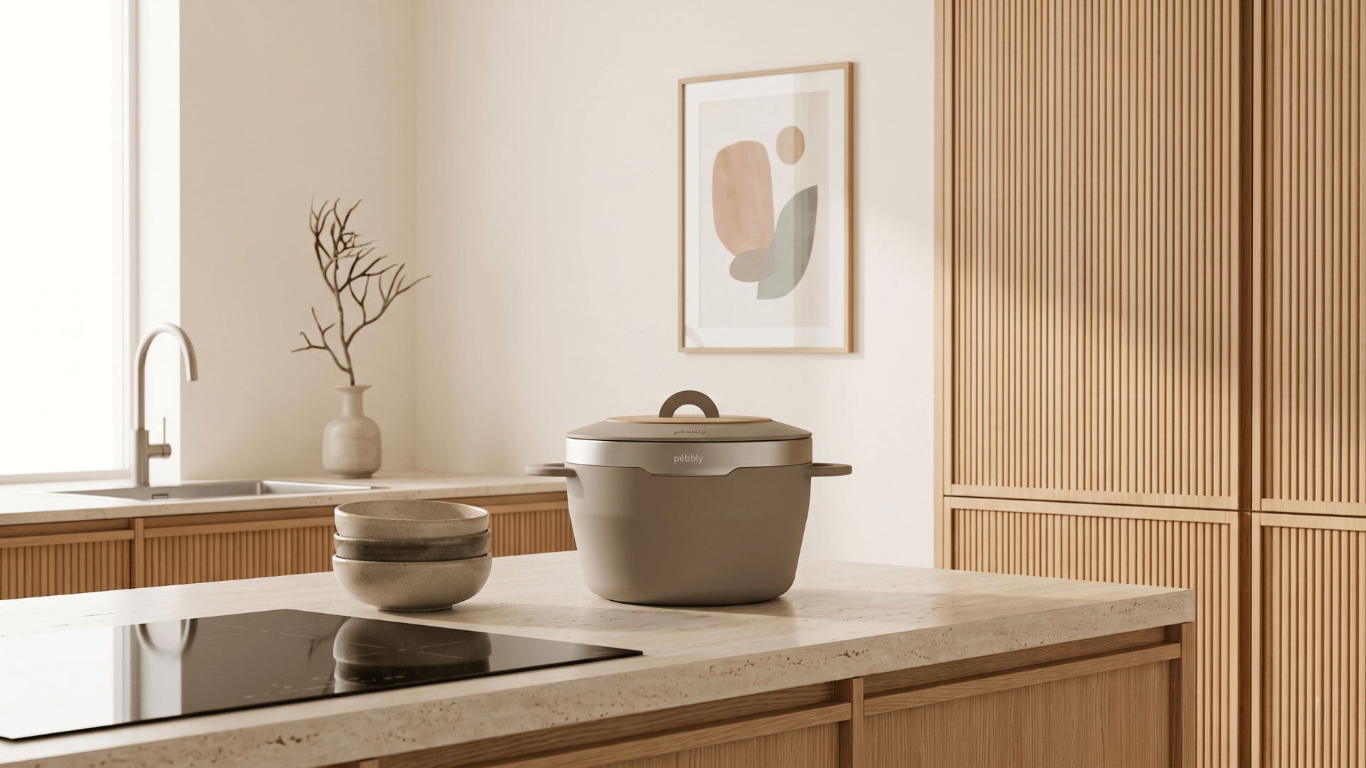 Cocotte Pebbly coloris Grège dans une cuisine moderne