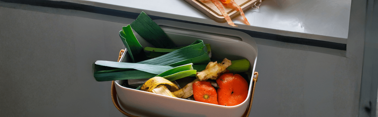 A guide to successful composting in summer using a compost bucket made in France